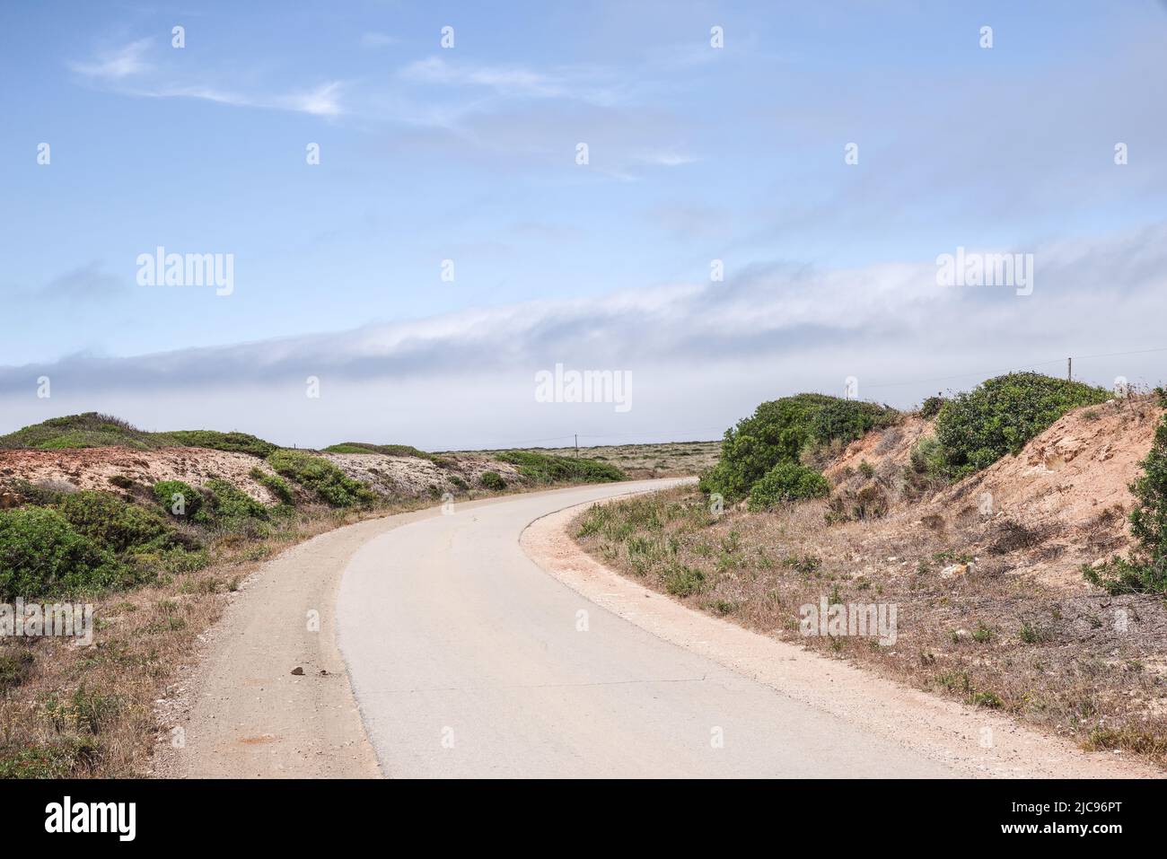 Carretera rural en Algarve que se extiende hasta la distancia (Portugal) Foto de stock