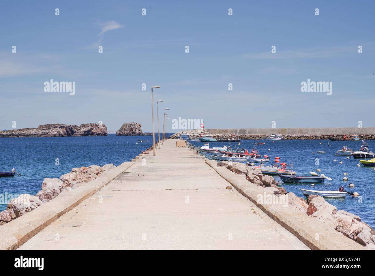 La entrada al puerto de Sagres está protegida por islotes Martinhal (al fondo) - Sagres, Algarve, Portugal Foto de stock