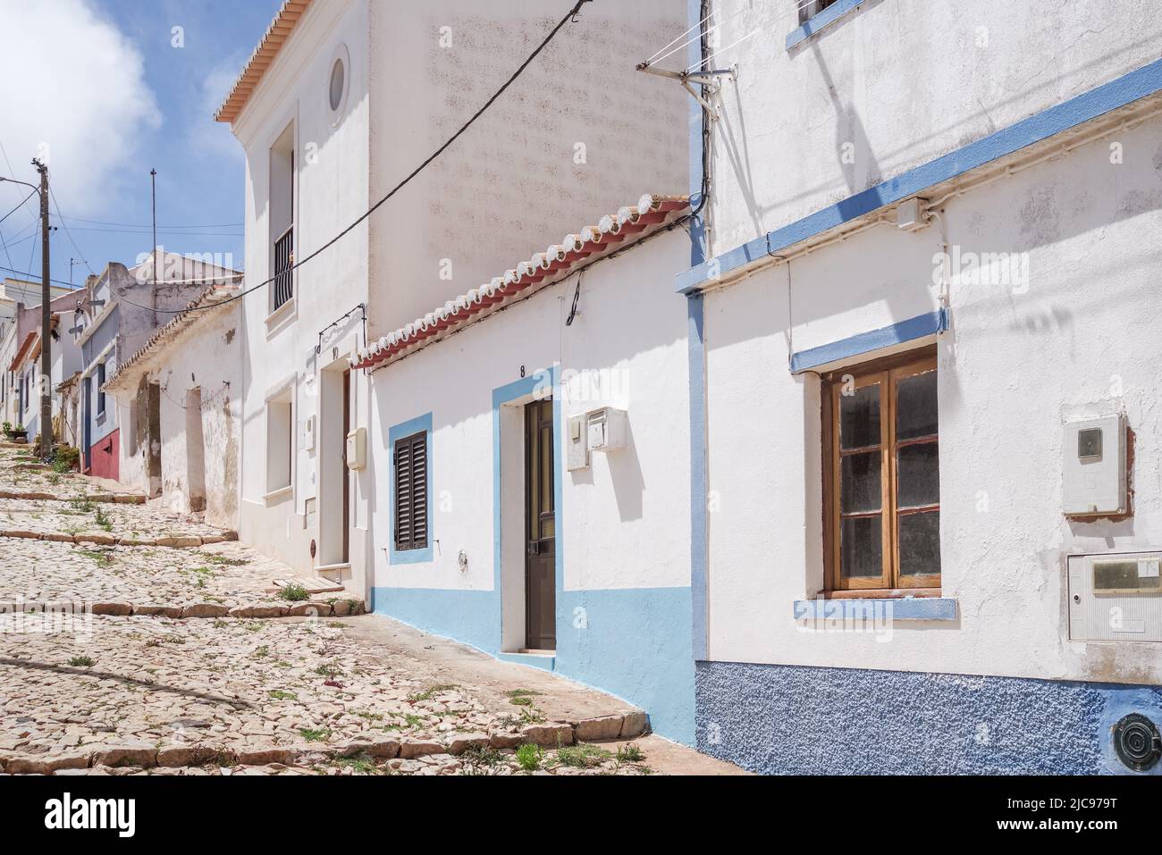 Coloridas calles de Vila do Bispo - una pequeña ciudad en el extremo suroeste del Algarve (Portugal) Foto de stock