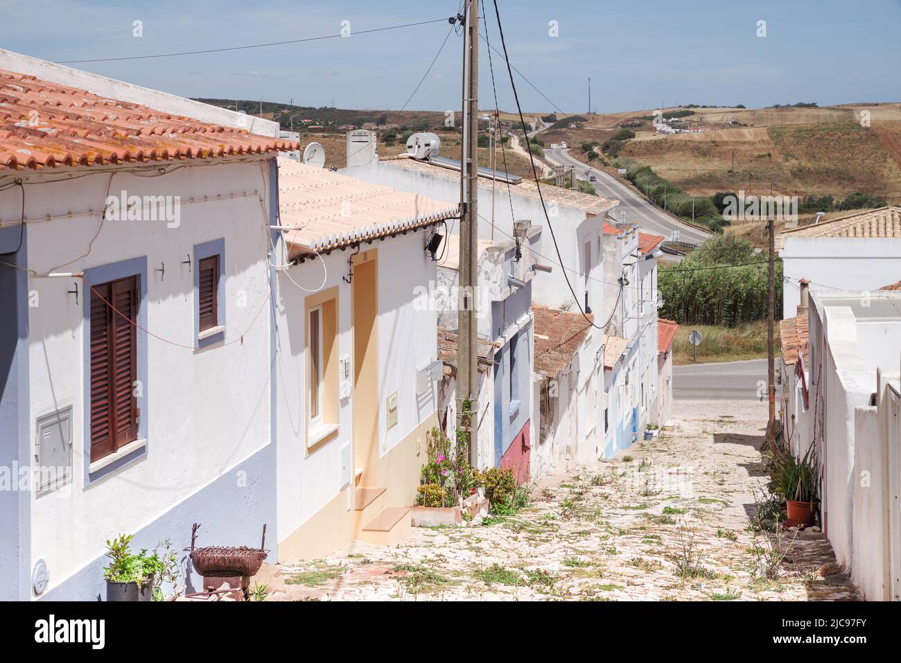 Coloridas calles de Vila do Bispo - una pequeña ciudad en el extremo suroeste del Algarve (Portugal) Foto de stock