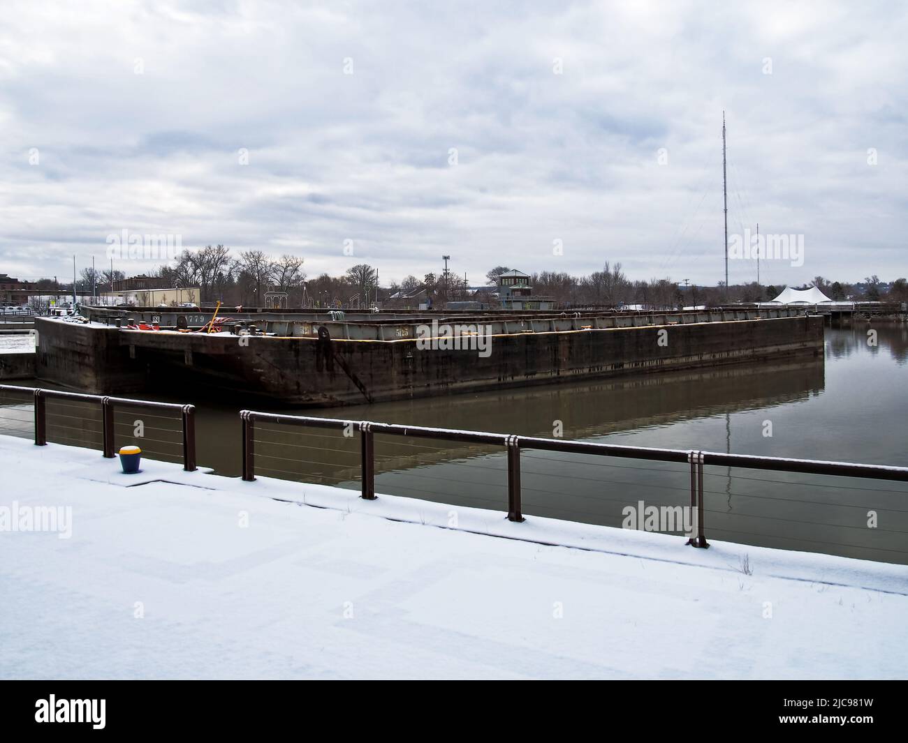 El Inner Harbor en Syracuse, Nueva York, cerca de Destiny USA, en una fría mañana de invierno Foto de stock