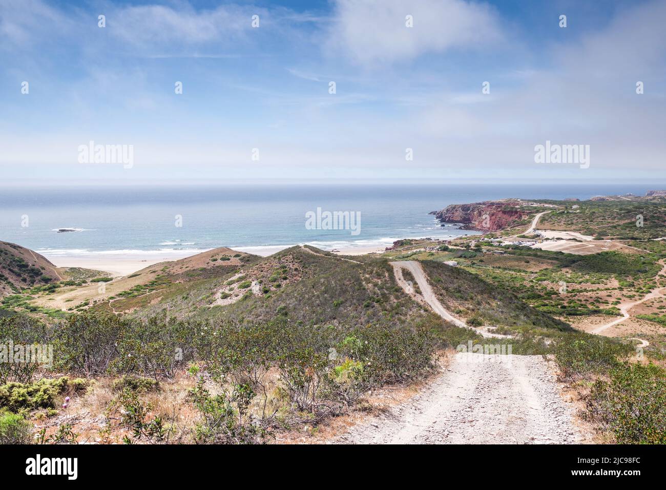 Fabulosas vistas de Praia do Amado y la costa suroeste del Algarve desde la cima de una pista de tierra rural (Algarve, Portugal) Foto de stock