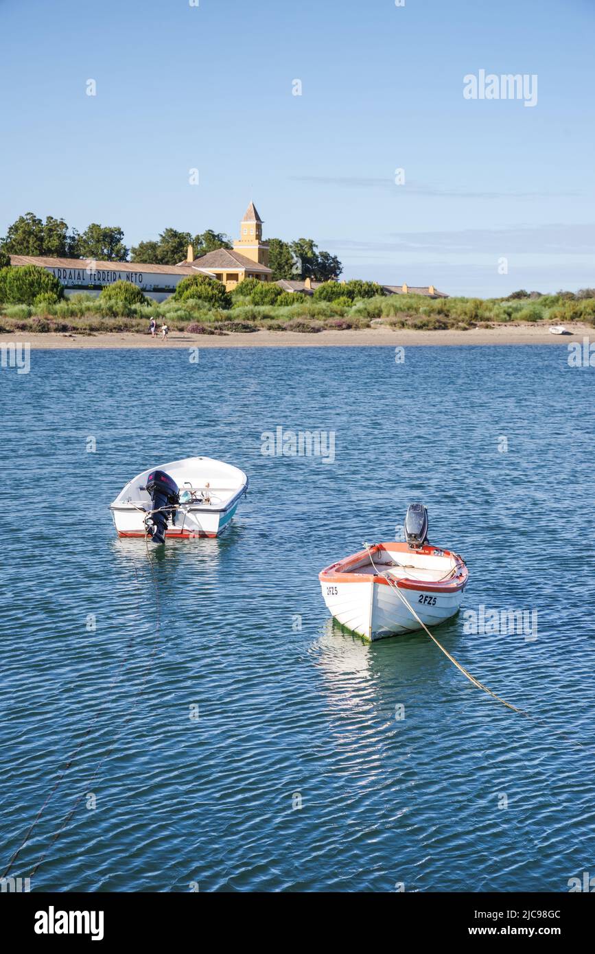 Coloridos barcos flotando en el mar en Cais das Quatro Águas en las afueras de Tavira (Algarve, Portugal) Foto de stock
