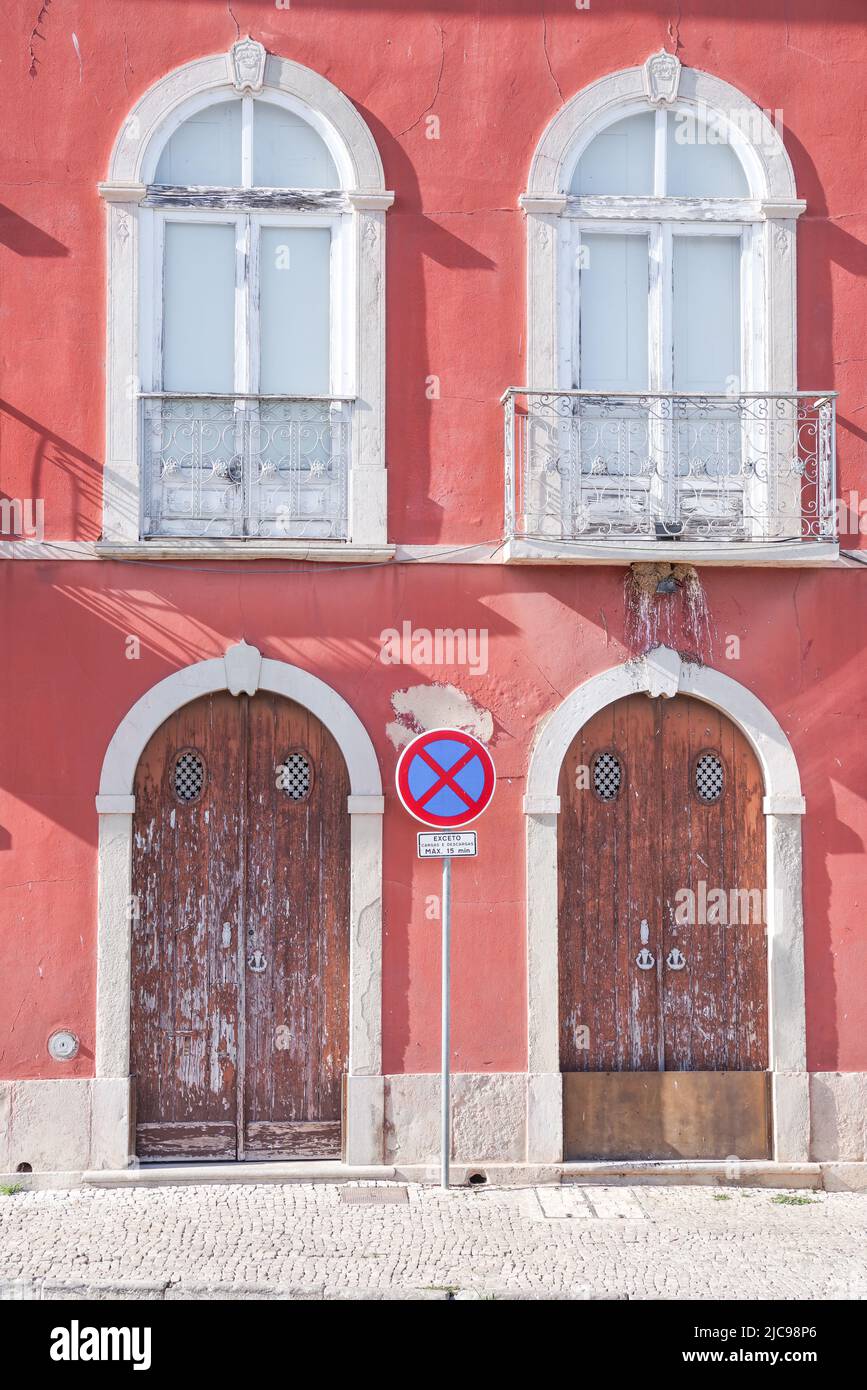 Fachada colorida de un edificio histórico en Tavira - Algarve, Portugal Foto de stock