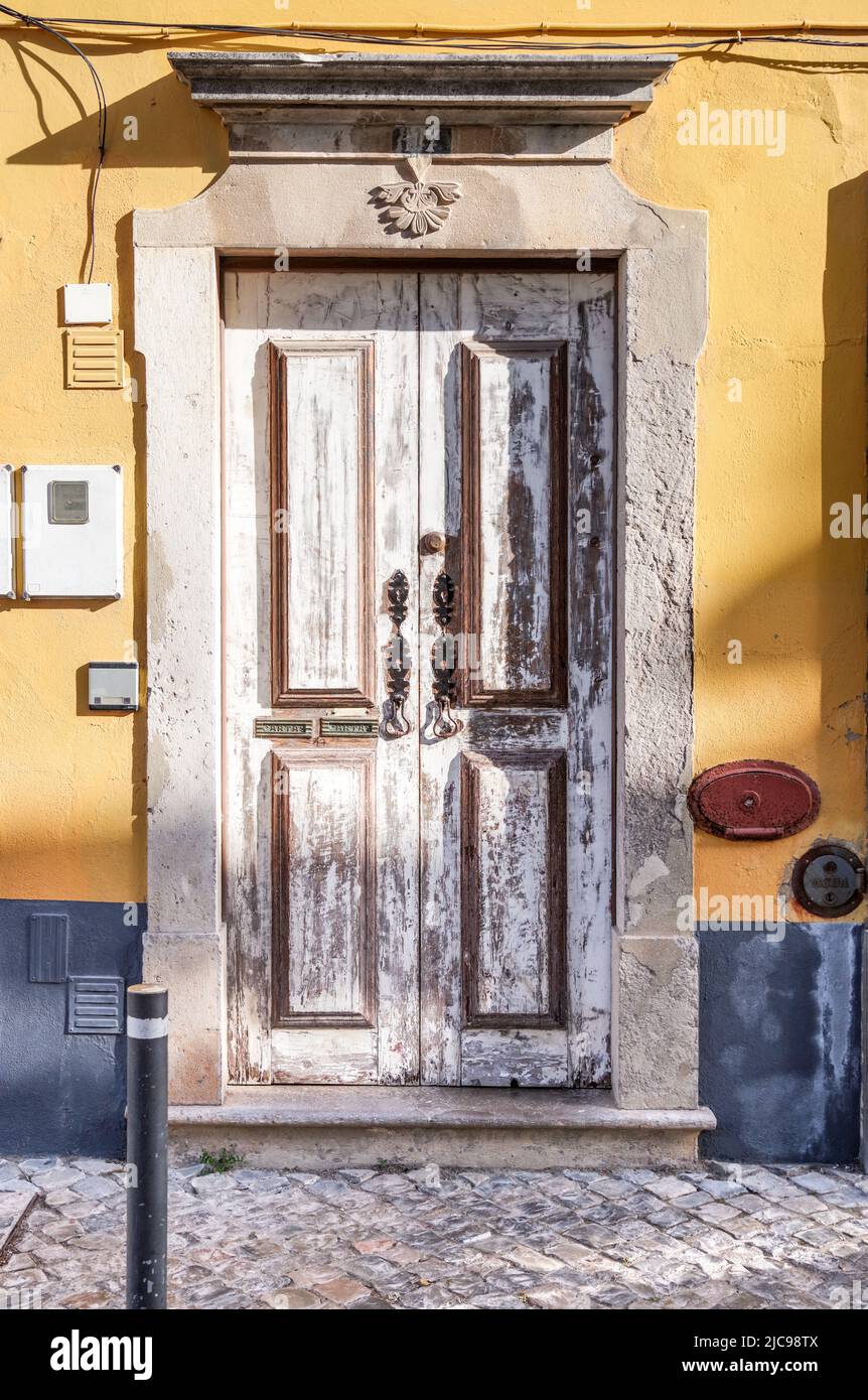Fachada colorida de un edificio histórico en Tavira - Algarve, Portugal Foto de stock