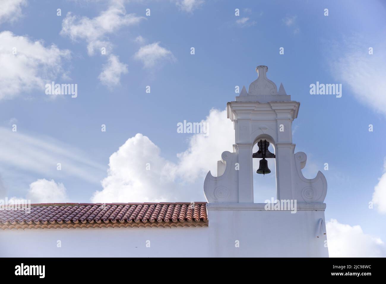 Campanario de la iglesia Ermida de Santa Ana en Tavira - Algarve, Portugal Foto de stock