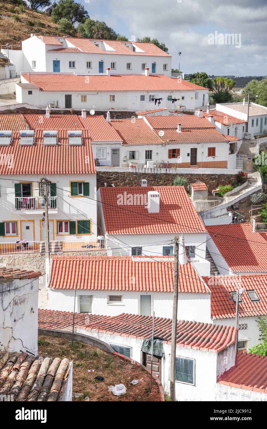 Pintorescas y estrechas calles y típicos tejados de terracota en la pequeña ciudad de Aljezur, en la costa suroeste de Portugal Foto de stock
