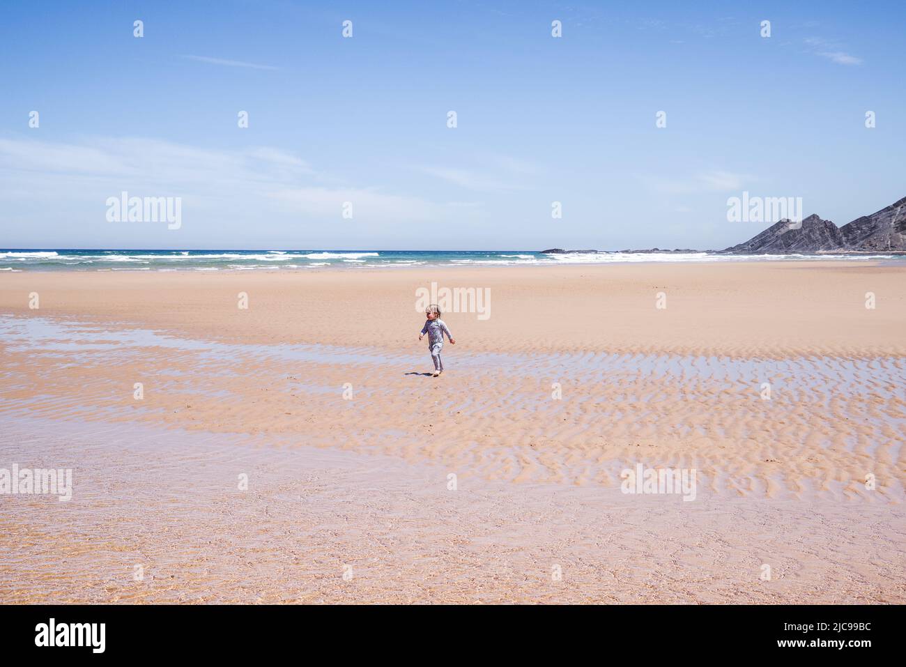 Praia da Amoreira, con sus aguas poco profundas, es ideal para niños pequeños - Algarve, Portugal Foto de stock