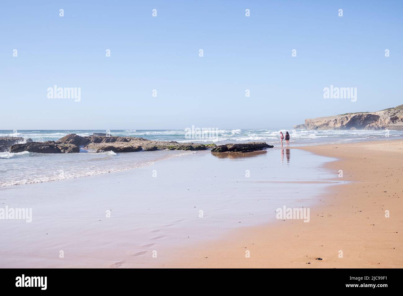 Los visitantes disfrutan del sol de la tarde a lo largo de la playa Praia de Monte Clerico en Algarve, Portugal Foto de stock