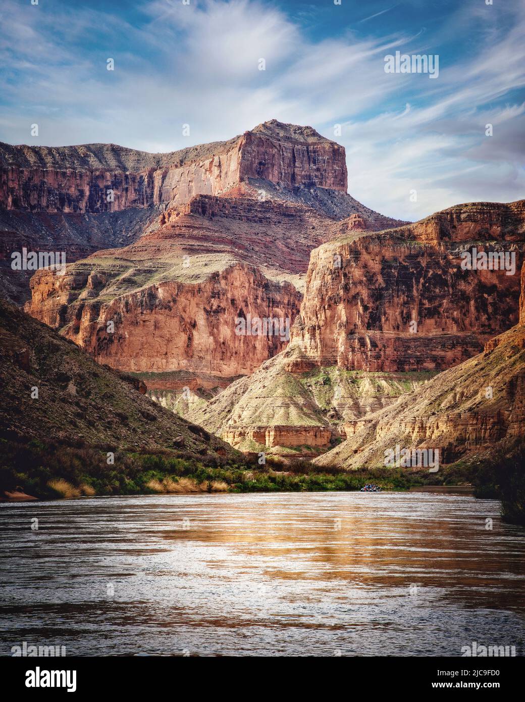 Las paredes del cañón rodean el río Colorado en el Gran Cañón de Arizona. Foto de stock