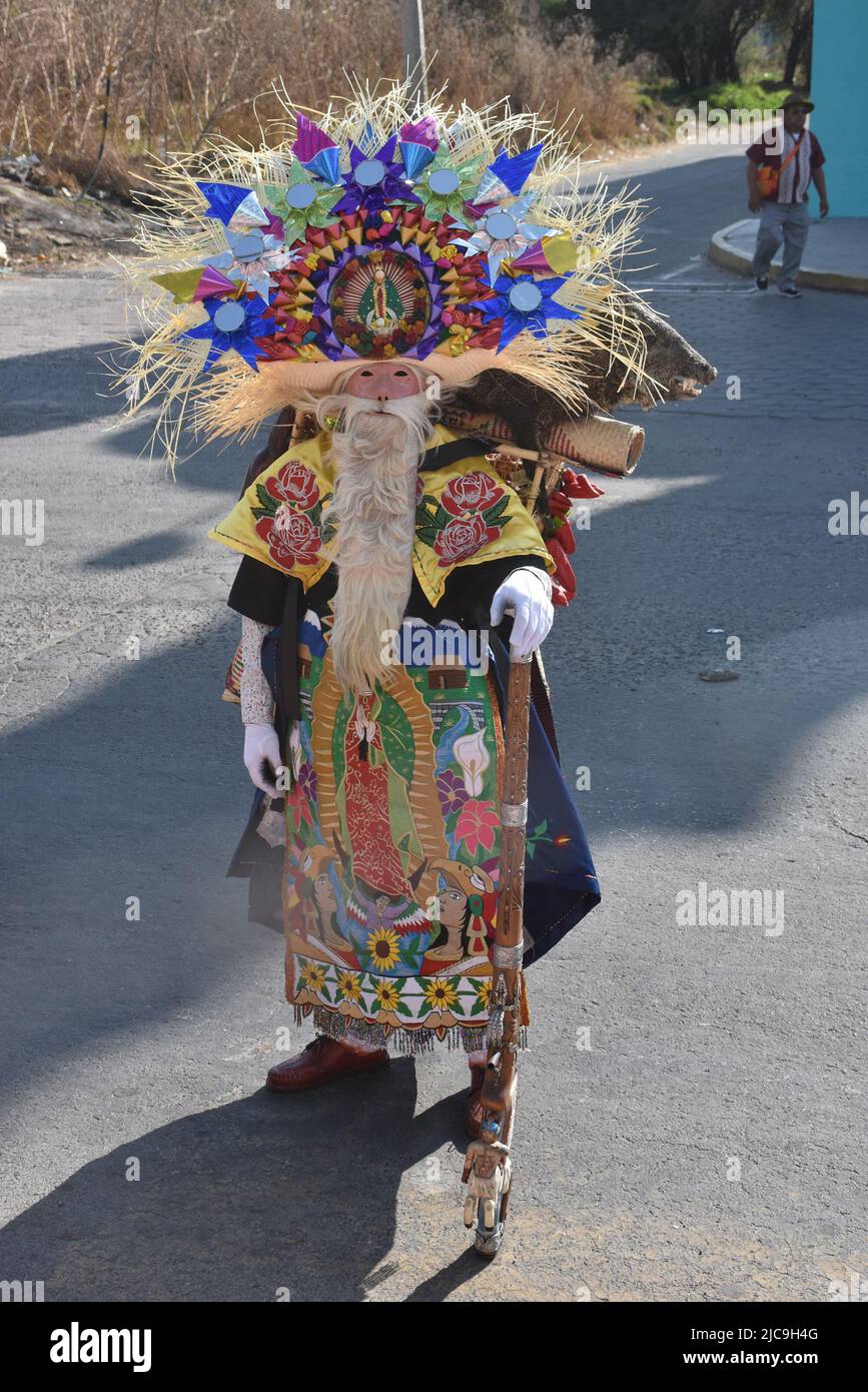 Participantes en trajes tradicionales posando durante el Carnaval en Huejotzingo, Puebla México Foto de stock