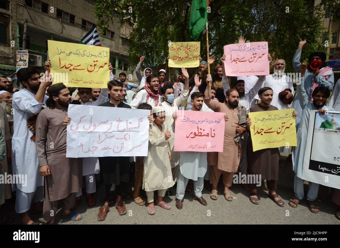 Peshawar, Khyber Pakhtunkhwa, Pakistán. 10th de junio de 2022. Los partidarios del partido conservador Muttahida Shariat Mahaz Pakistán gritan eslóganes contra la India durante una protesta en Peshawar. Dos altos dirigentes del Partido Bharatiya Janata (BJP), en el poder del Primer Ministro de la India, desencadenaron una condena diplomática internacional de la Organización de Cooperación Islámica (OCI), de 57 naciones, así como de Arabia Saudita, Qatar, Kuwait e Irán, tras sus comentarios despectivos sobre el Profeta Muhammad del Islam. (Imagen de crédito: © Hussain Ali/Pacific Press via ZUMA Press Wire) Foto de stock