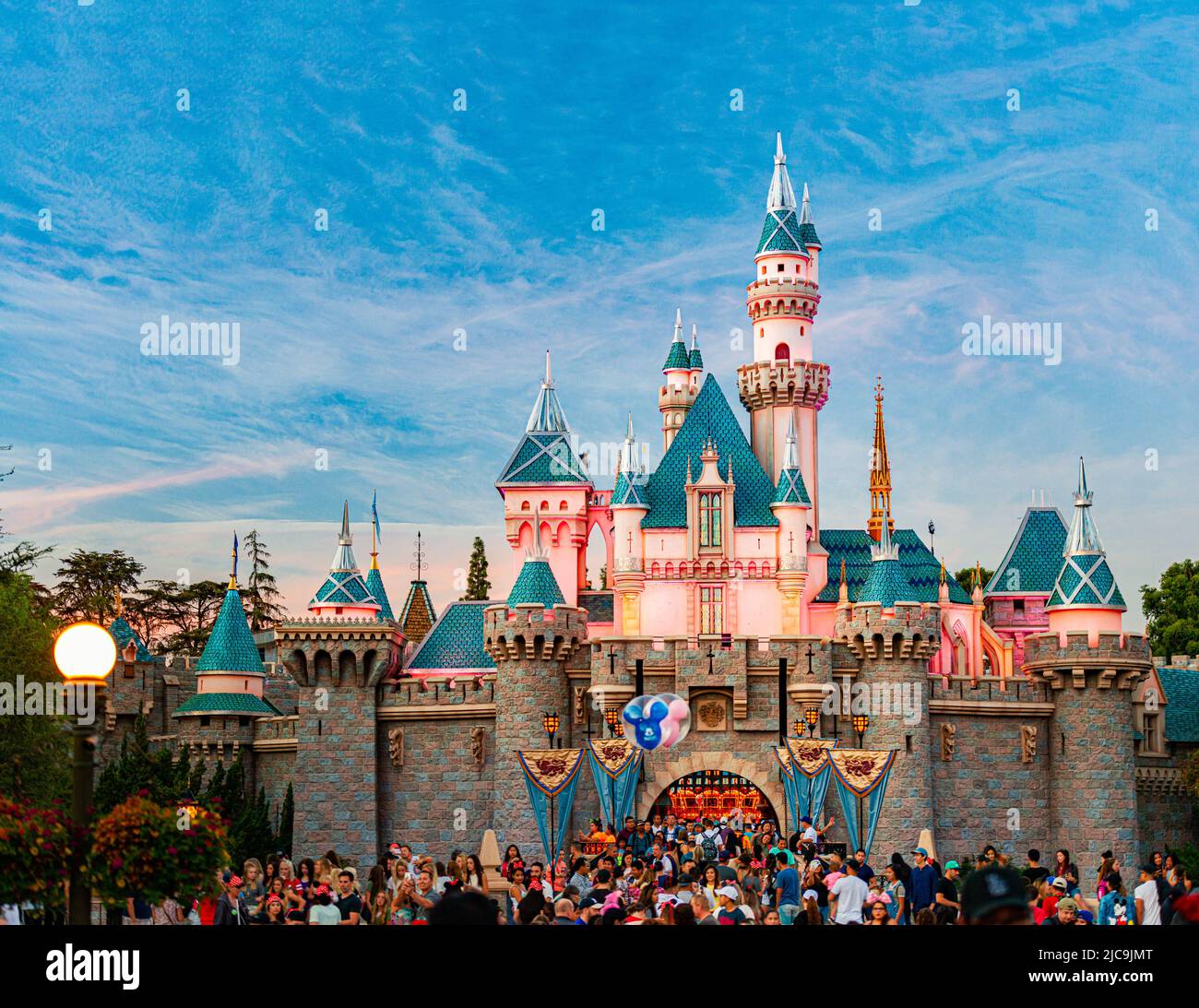 Anaheim, Estados Unidos de América - 23 de octubre de 2016: Legendario castillo Disney de la belleza del sueño en Disneyland Foto de stock