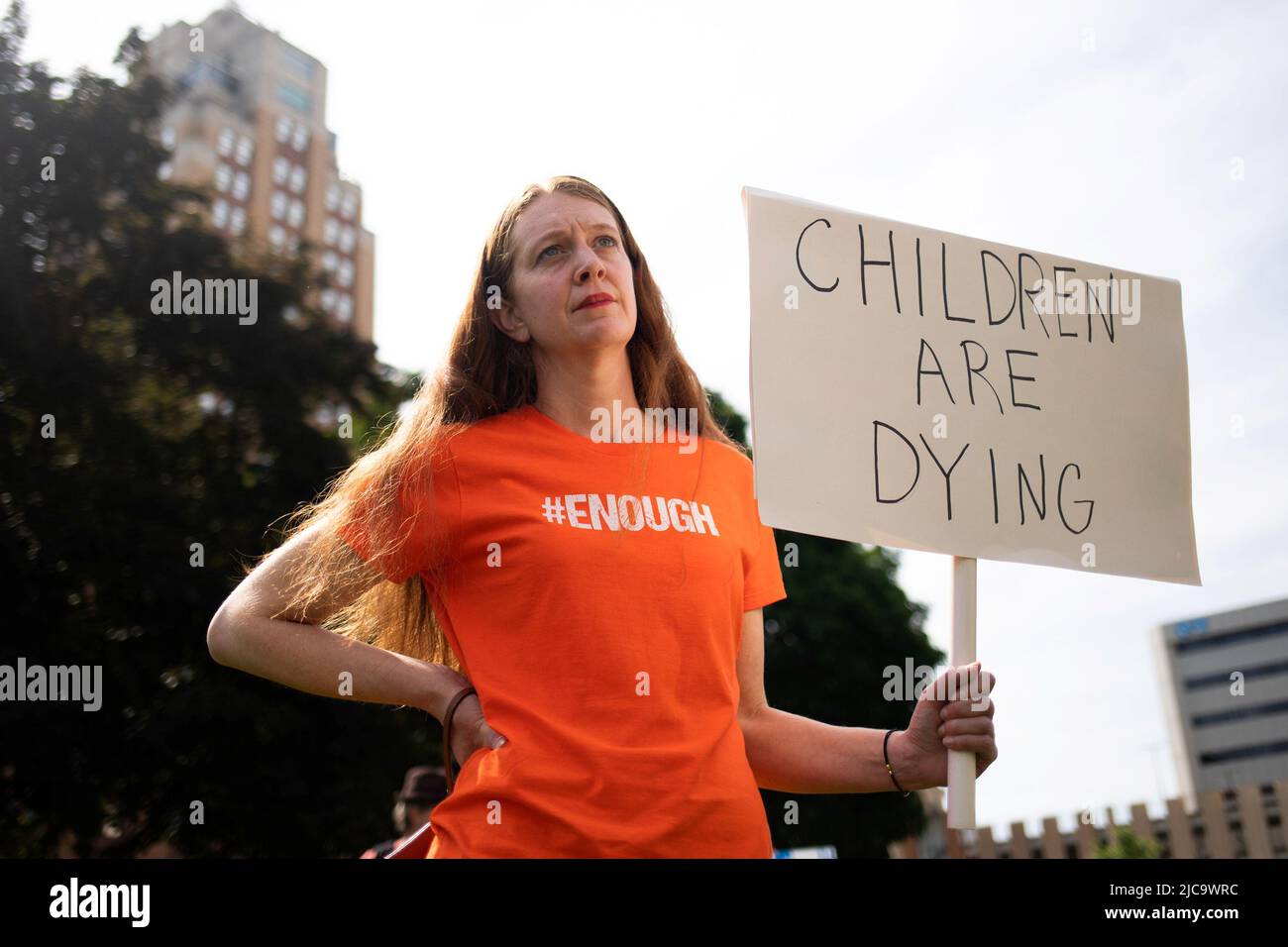 Andrea Sellman de Ypsilanti tiene un signo durante una marcha por nuestras vidas para el control de armas en Lansing, Michigan, EE.UU., 11 de junio de 2022. REUTERS/Emily Elconin Foto de stock