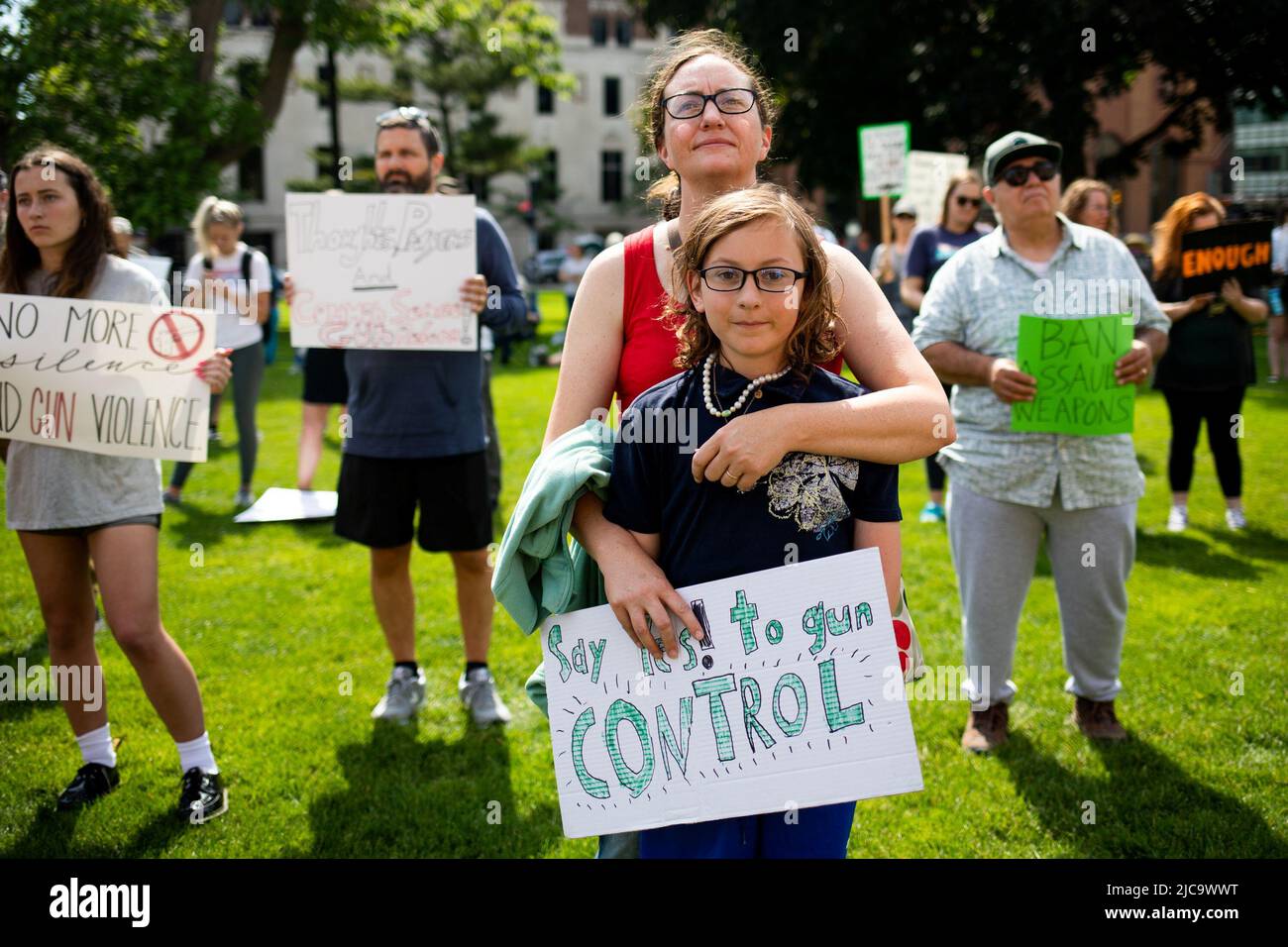 Sara Steed está con su hijo, Gedeon Steed, de 11 años, durante una manifestación de marcha por nuestras vidas para el control de armas en Lansing, Michigan, EE.UU., 11 de junio de 2022. REUTERS/Emily Elconin Foto de stock
