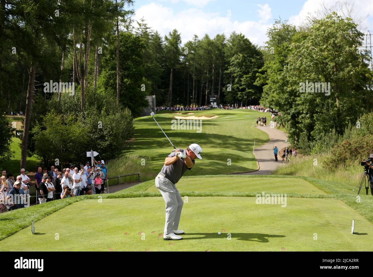 Graeme McDowell de Team Niblicks GC, de Irlanda del Norte, se acerca el