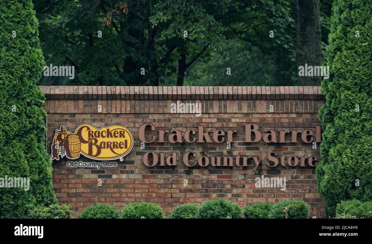 La entrada al campus de la Oficina del Hogar de la Tienda Cracker Barrel Old Country Store se ve aquí el domingo 1 de agosto de 2021 en Líbano, Condado de Wilson, TN, EE.UU. Fundada en 1969 en Líbano y cotizada en bolsa desde noviembre de 1981, Cracker Barrel Old Country Store Inc. Posee y opera más de 660 establecimientos de restaurantes de temática rural sureña en los Estados Unidos, generando ingresos en el año fiscal 2021 de $2,81 millones, según las revelaciones de inversores públicos. (Foto de Apex MediaWire de Billy Suratt) Foto de stock