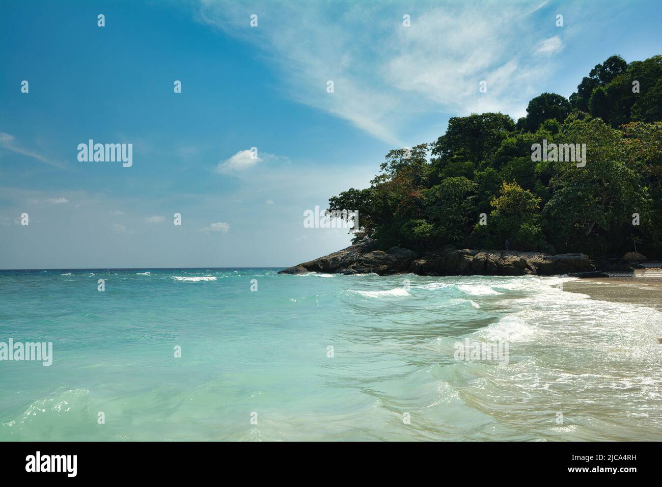Las famosas playas, las tranquilas bahías y los bosques tropicales hacen de Phuket el más rico, turístico y popular entre las islas del sur de Tailandia. Foto de stock