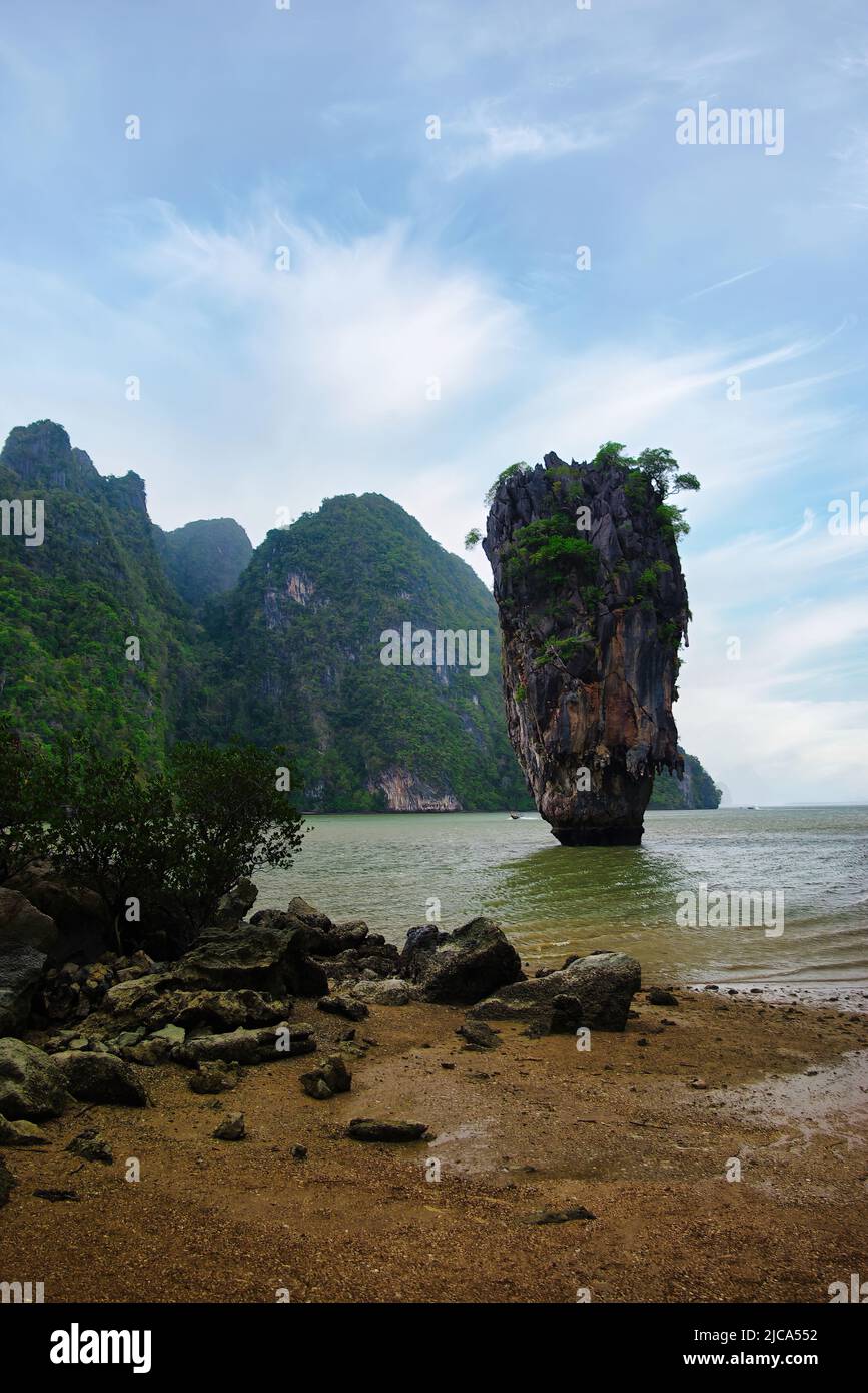 Las famosas playas, las tranquilas bahías y los bosques tropicales hacen de Phuket el más rico, turístico y popular entre las islas del sur de Tailandia. Foto de stock