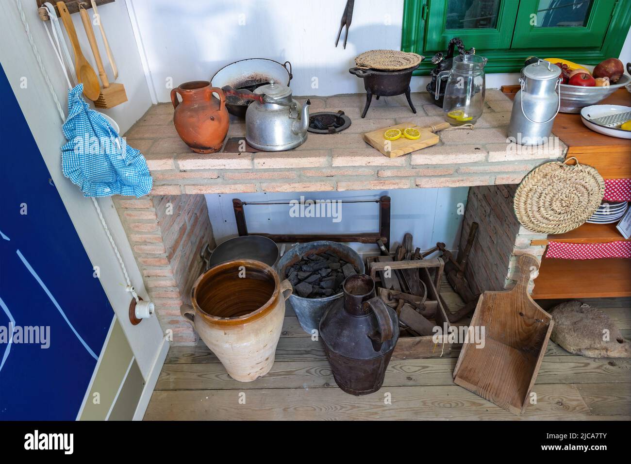 Utensilios de cocina viejos en un estante de pared Foto de stock