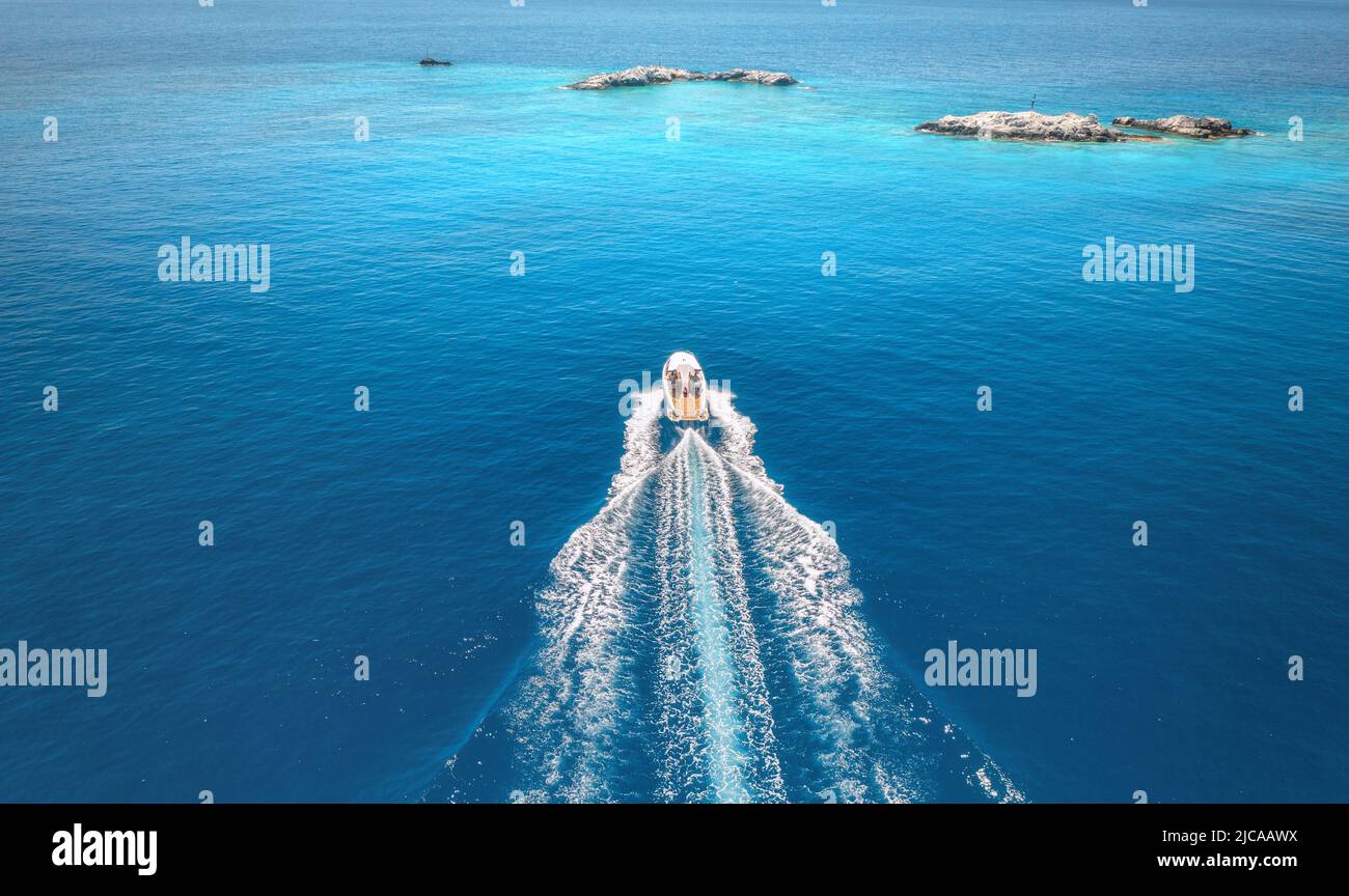 Vista aérea del velero sobre el mar azul al atardecer en verano Foto de stock