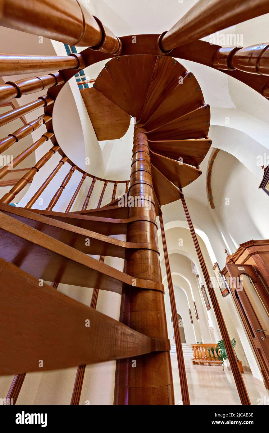 Escalera de caracol de madera en el interior de la Iglesia Franciscana en Shkoder, Albania Foto de stock