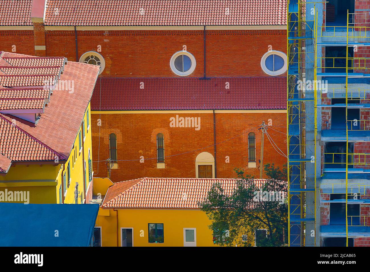 Coloridos edificios en Tirana, capital de Albania Foto de stock