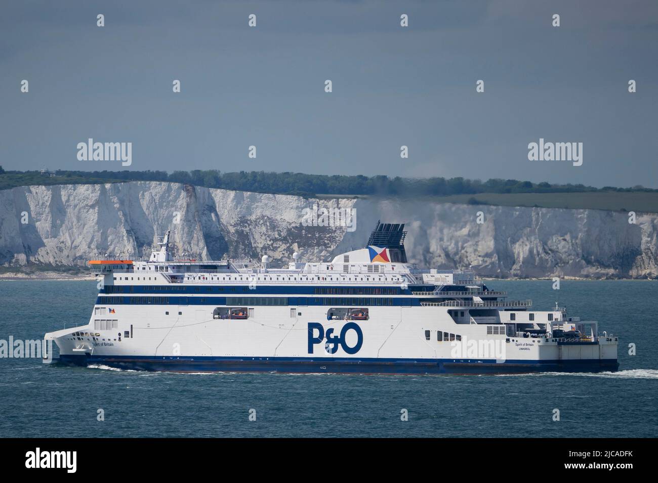 Un ferry de P&O cerca de los acantilados blancos de Dover en Dover, Inglaterra, Reino Unido. Foto de stock