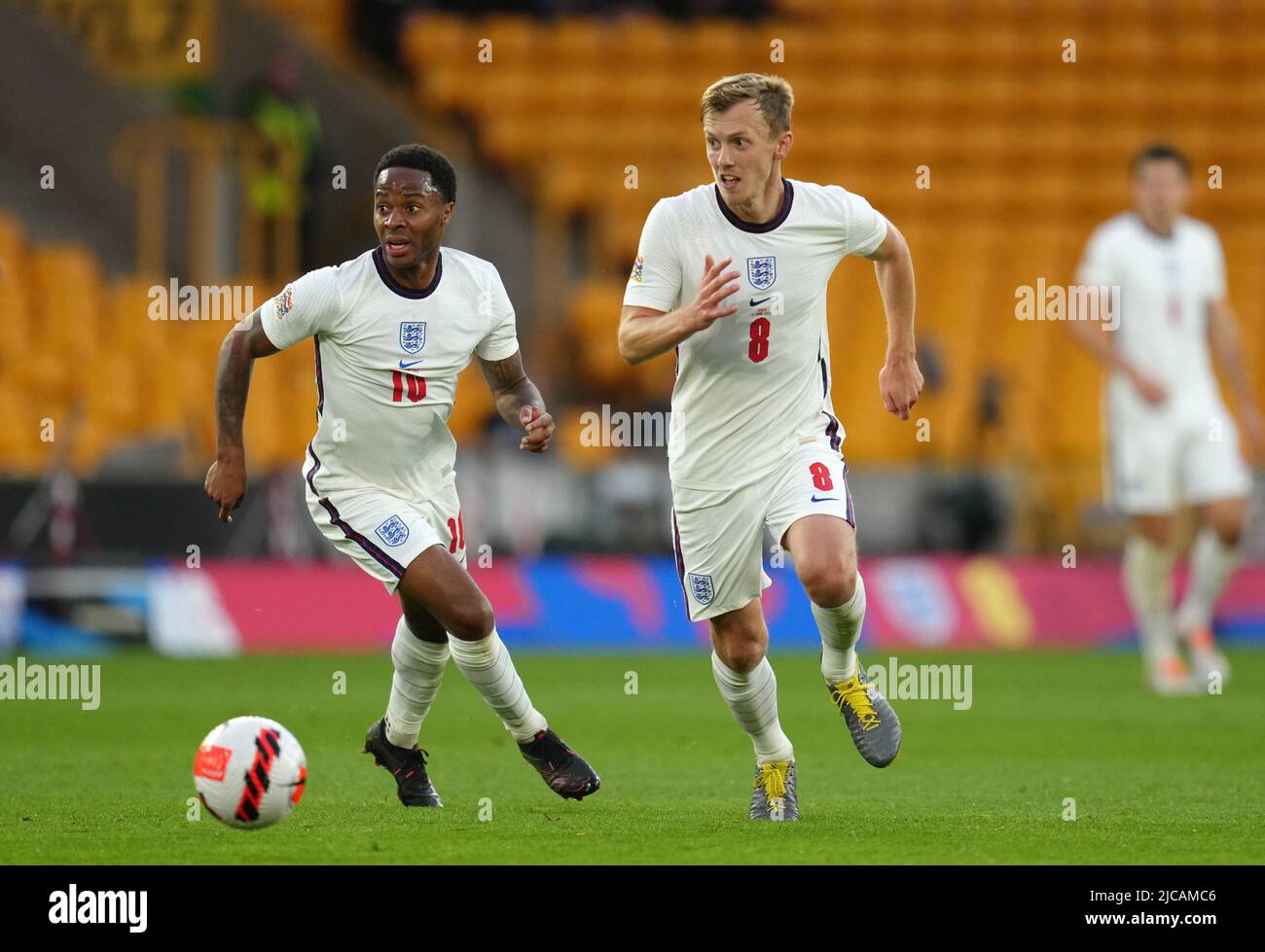 Raheem Sterling (izquierda) de Inglaterra y James Ward-Prowse durante el partido de la Liga de las Naciones de la UEFA en el estadio Molineux, Wolverhampton. Fecha de la foto: Sábado 11 de