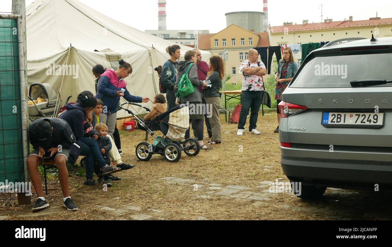 Inmigrantes refugiados Ucrania Detención Gitanos Campamento gitano personas familia niños niños niños niños niños niños romaníes colocación de madre en Brno Estación de tren ucraniano Foto de stock