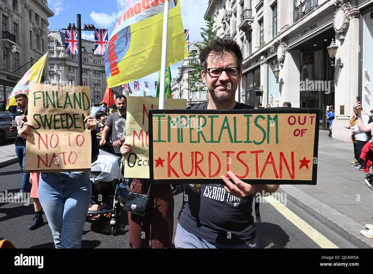 Alrededor de dos cientos de manifestantes marcharon en Londres para decirle al gobierno británico que detenga la venta de armas a Turquía y deje de ser cómplice de la guerra de Erdogan. Defender al Kurdistán de la nueva invasión de Turquía El 17 de abril, Turquía lanzó una nueva y mortal invasión del Kurdistán del Sur. asamblea en la marcha de la BBC a Downing Street, Londres, Reino Unido. - 11 de junio de 2022. Foto de stock