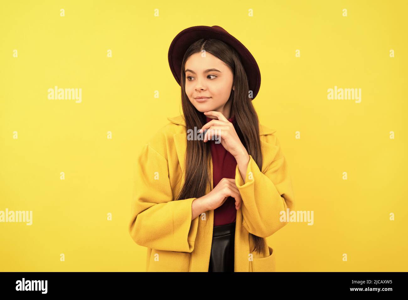 Retrato al aire libre de adorable niña linda con sombrero grande, abrigo  negro y medias amarillas, sosteniendo vieja maleta vintage Fotografía de  stock - Alamy