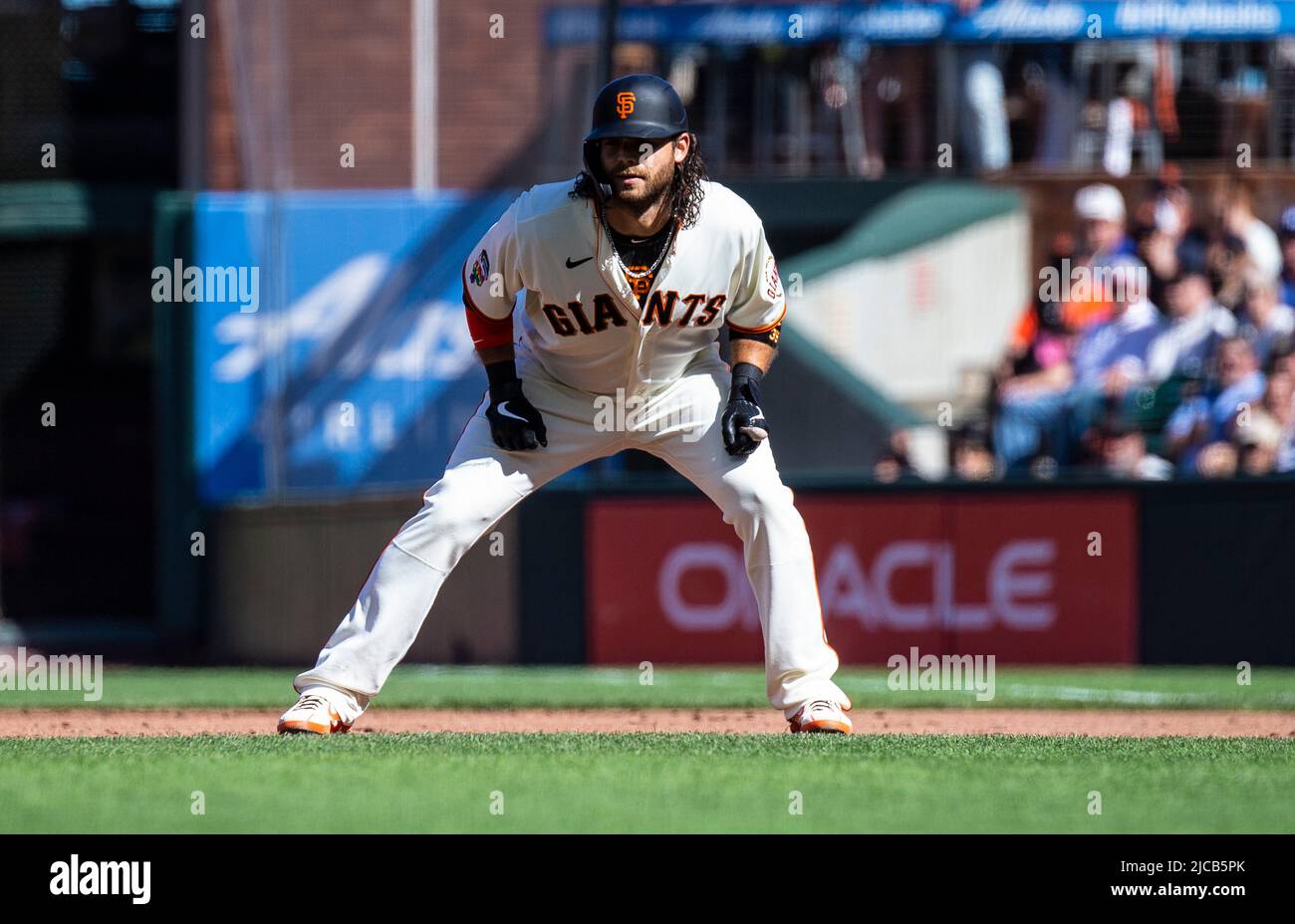 Junio de 11 2022 San Francisco CA, EE.UU. San Francisco shortstop Brandon Crawford (35) en base durante el partido de MLB entre los Dodgers de Los Angeles y los Gigantes de San Francisco en Oracle Park San Francisco California Thurman James/CSM Foto de stock