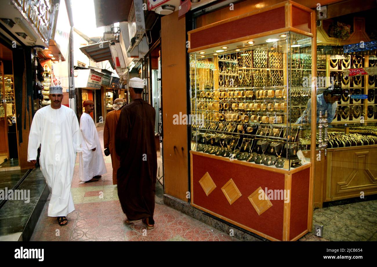 Callejón en el mercado del oro, Muttrah souq, Sultanato de Omán Foto de stock