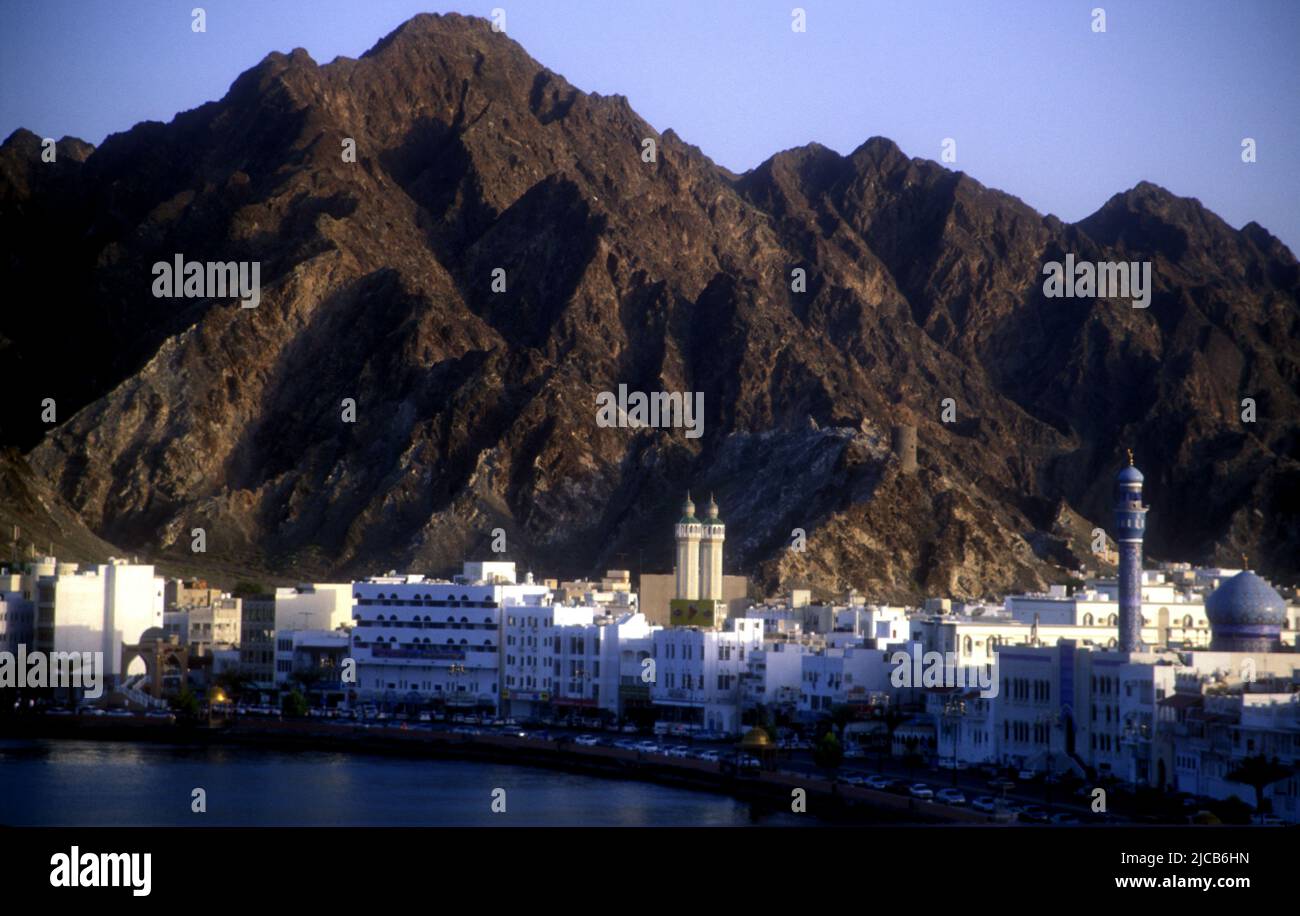 Muttrah Bay con desarrollo, Omán, 2001 Foto de stock