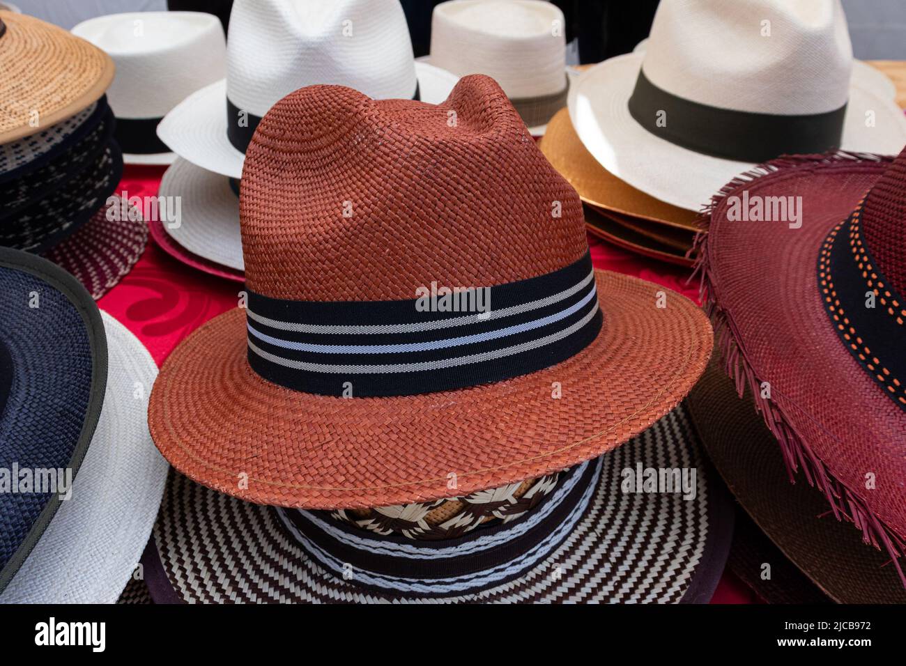 flojo lapso Completo Auténticos sombreros panameño de paja hecha a mano o sombreros o sombreros de Paja Toquilla en el tradicional mercado al aire libre de Cuenca, Ecuador Fotografía de stock - Alamy flojo lapso Completo Auténticos sombreros panameño de paja hecha a mano o sombreros o sombreros de Paja Toquilla en el tradicional mercado al aire libre de Cuenca, Ecuador Fotografía de stock - Alamy