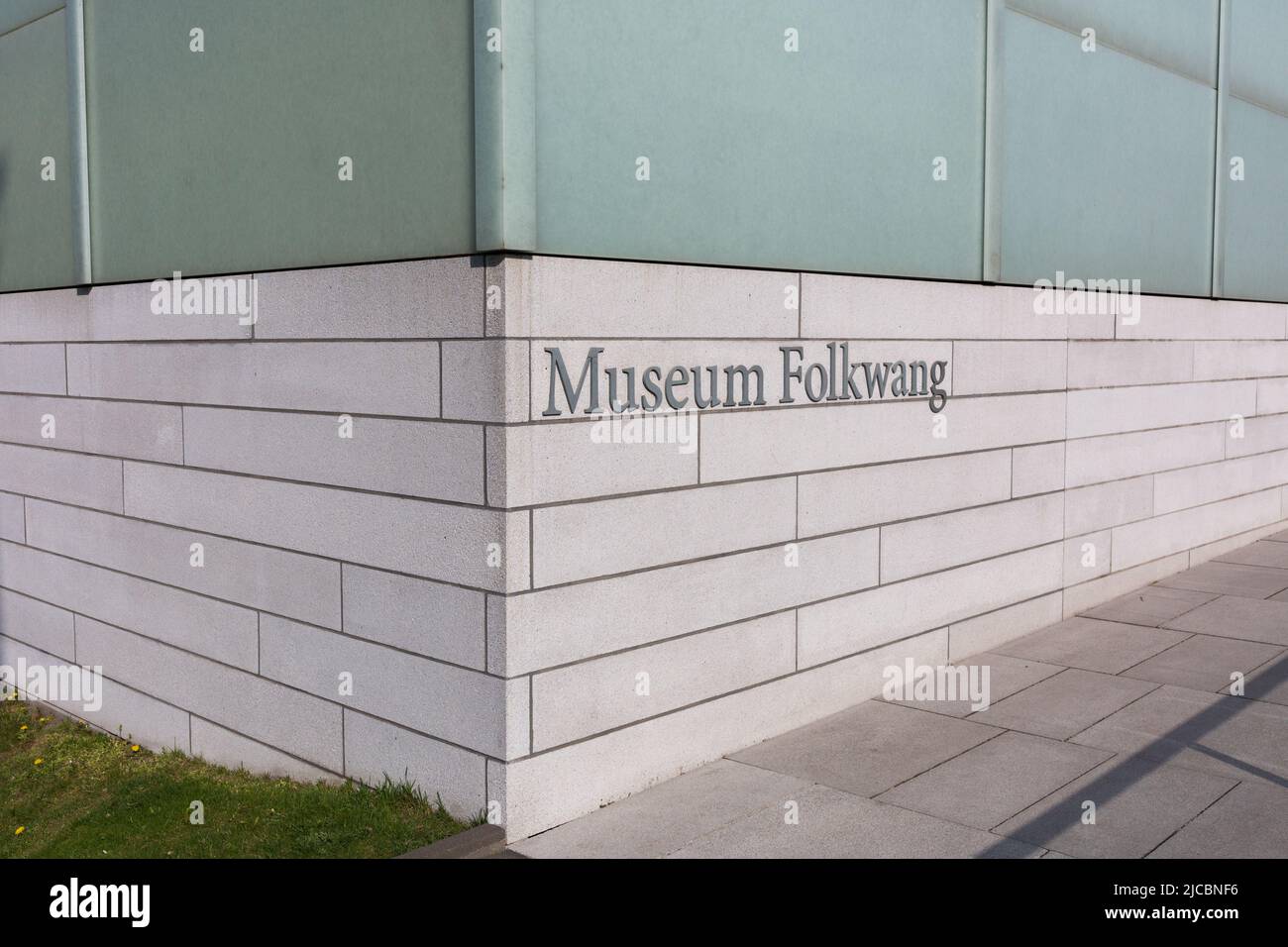 Essen, Alemania - Mar 25, 2022: Museo de la Escritura Folkwang, cerca de la entrada del famoso museo de arte. Foto de stock