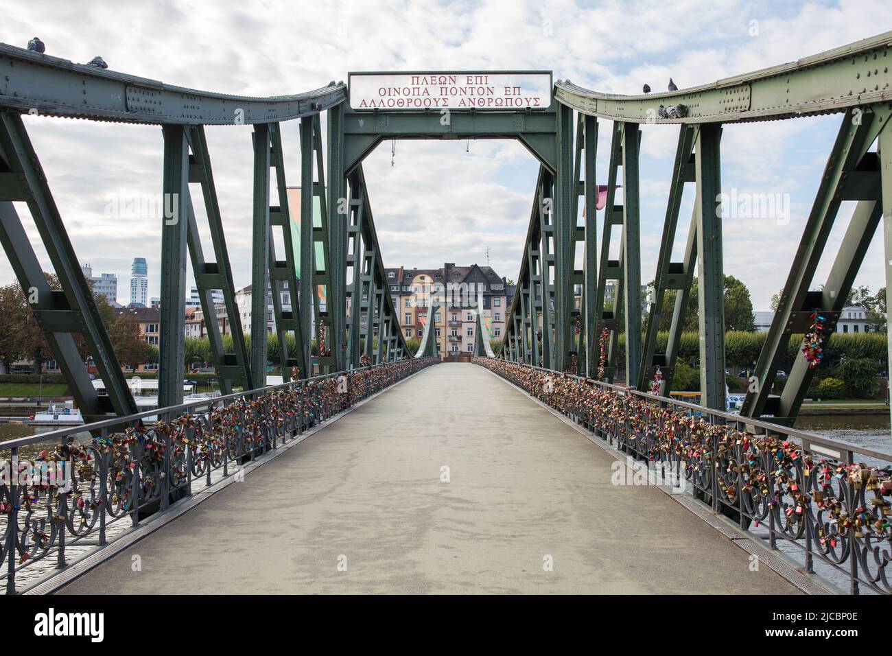 Frankfurt am Main, Alemania - 31 de agosto de 2021: Situado en el puente más famoso de Frankfurt: El 'Eisener Seg' (puente peatonal de hierro). No hay gente. Foto de stock