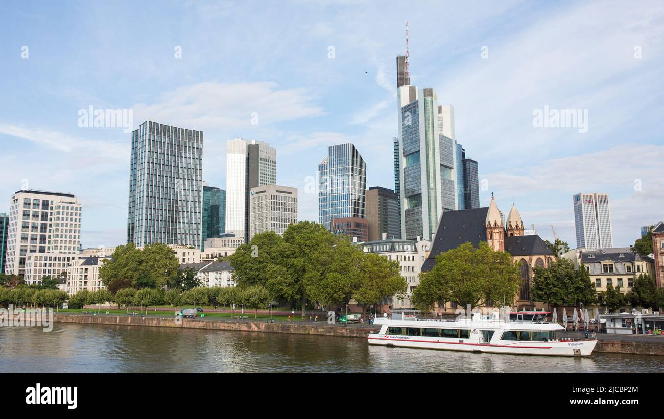 Frankfurt am Main, Alemania - 31 de agosto de 2021: Frankfurt Skyline. En primer plano, el río Main y un barco crucero. Foto de stock