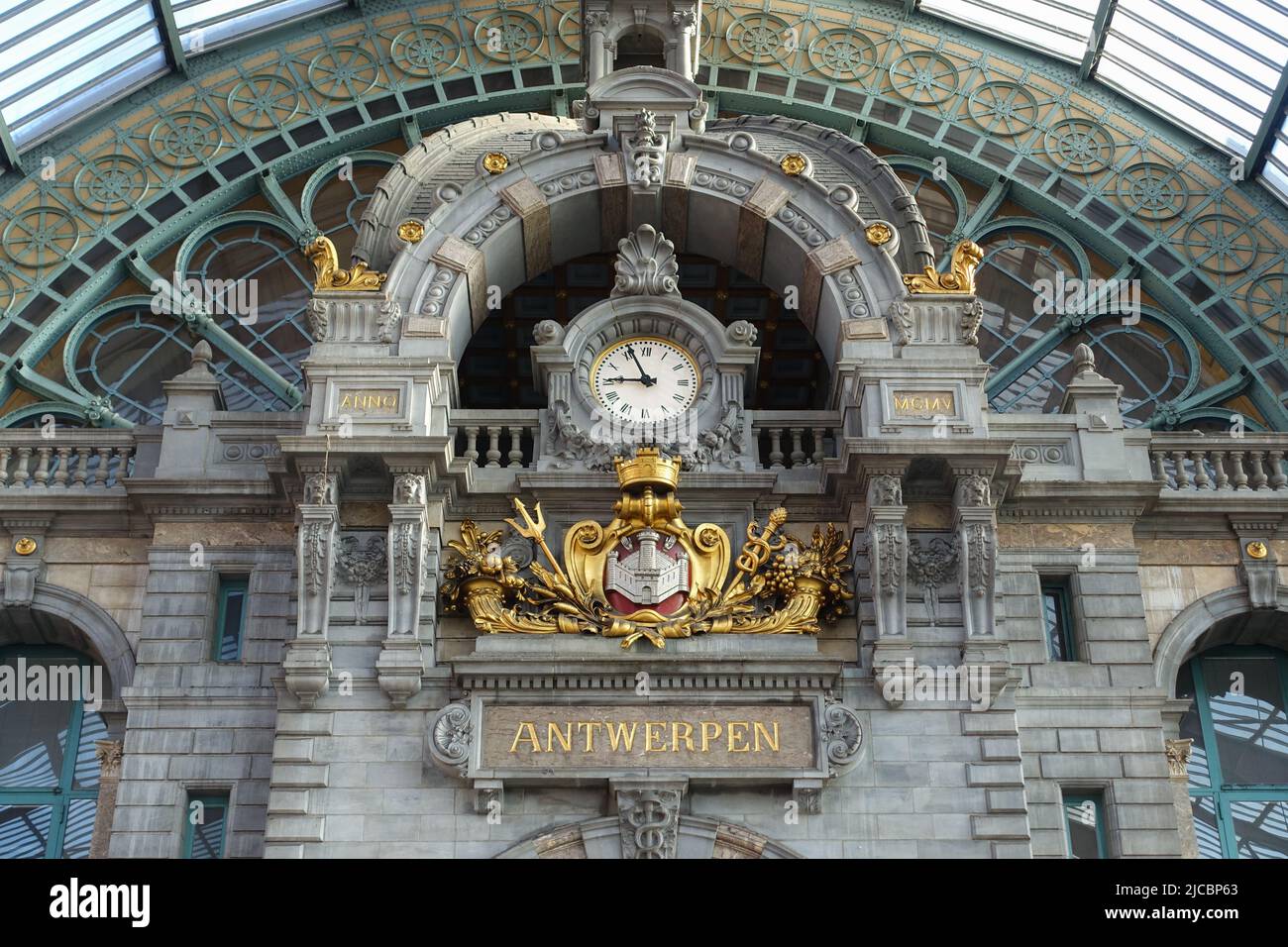 Antwerpen, Bélgica - 11 de julio de 2021: Ornamentos históricos y reloj en la estación central de Amberes. Foto de stock