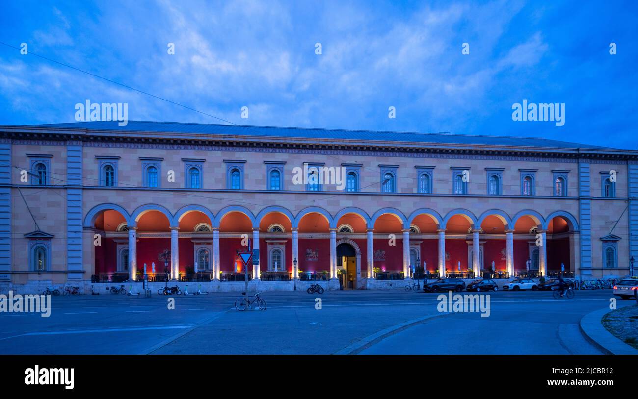 Fachada del Palais Toerring-Jettenbach al atardecer, Max-Joseph-Platz, Munich, Alemania Foto de stock