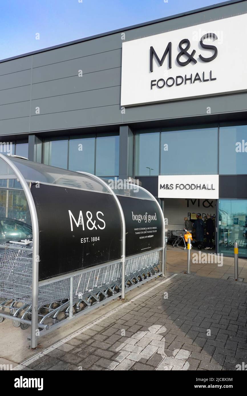 M&S Foodhall comercio minorista logotipo y marca de marca sobre la entrada de la tienda cubiertos Marcas y tiradores supermercado carrito de compras refugio Essex Inglaterra Reino Unido Foto de stock