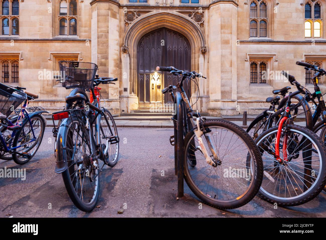 Bicicletas estacionadas frente al Corpus Christi College, Cambridge, Inglaterra. Foto de stock