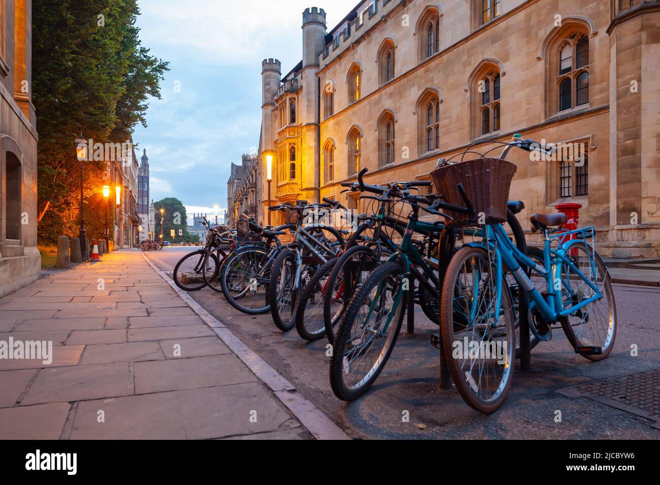 Amanecer en Trumpington Street en el centro de la ciudad de Cambridge, Inglaterra. Foto de stock