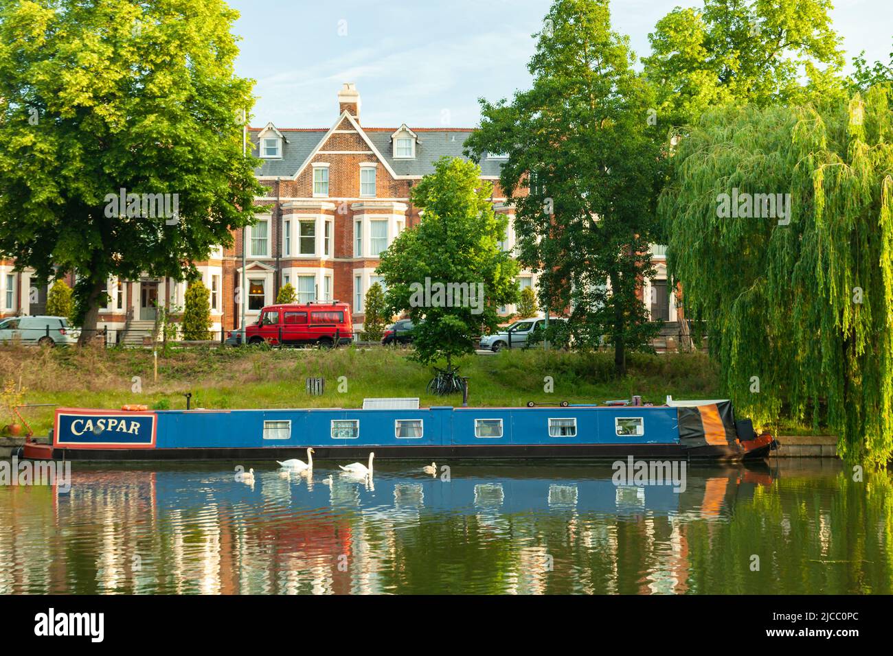 Casa flotante en el río Cam en Cambridge, Inglaterra. Foto de stock