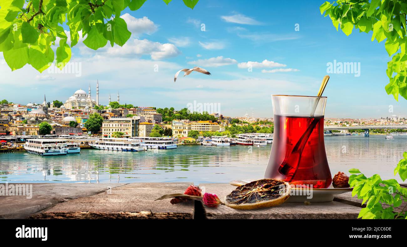 Té y panorama de Estambul con una vista del cuerno de oro cerca del Bósforo al atardecer, Turquía Foto de stock