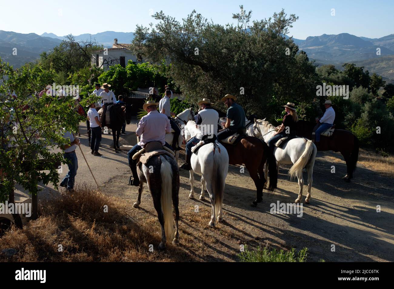 Los aldeanos del pueblo Comares que participan en su romería anual o peregrinaje en la región de Axarquía en Málaga, Andalucía, España Foto de stock