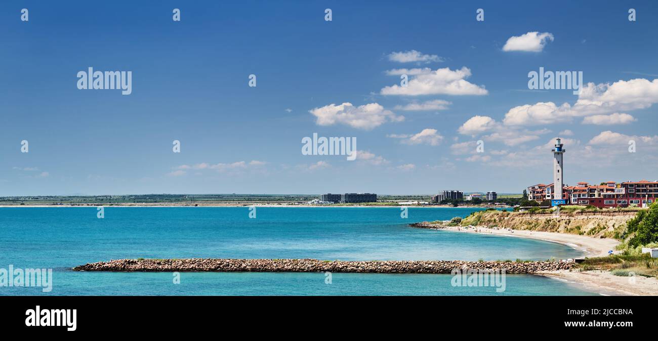 Costa del Mar Negro de Bulgaria con playa de arena, faro y cielo azul Foto de stock