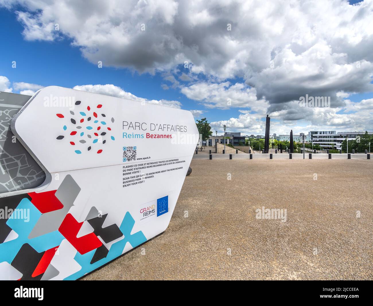 Panel de información para el parque empresarial Reims Bezannes cerca de la estación de tren TGV Gare de Champagne-Ardennes, Reims, Marne (51), Francia. Foto de stock