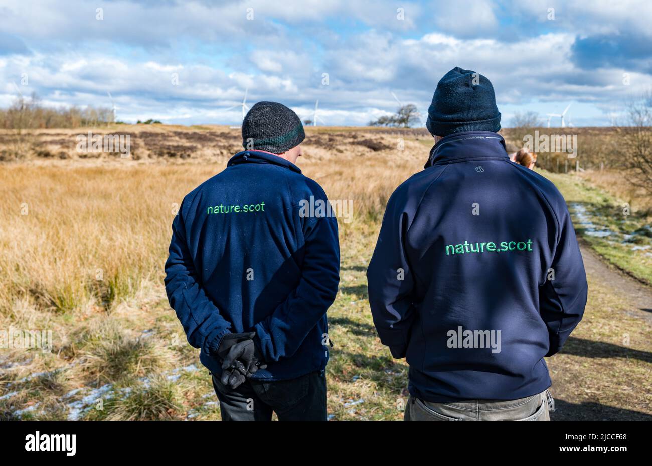 Miembros del personal de Nature Scot en la reserva natural nacional Blawhorn Moss, West Lothian, Escocia, Reino Unido Foto de stock